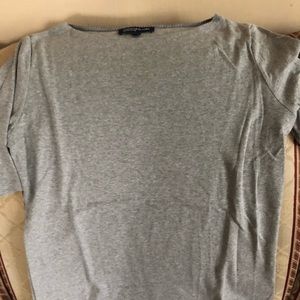 Woman’s Jones New York longer sleeve t-shirt.